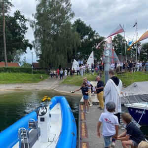 OPTI-Seglerin Maria bei der Taufe von NON MERGOR 